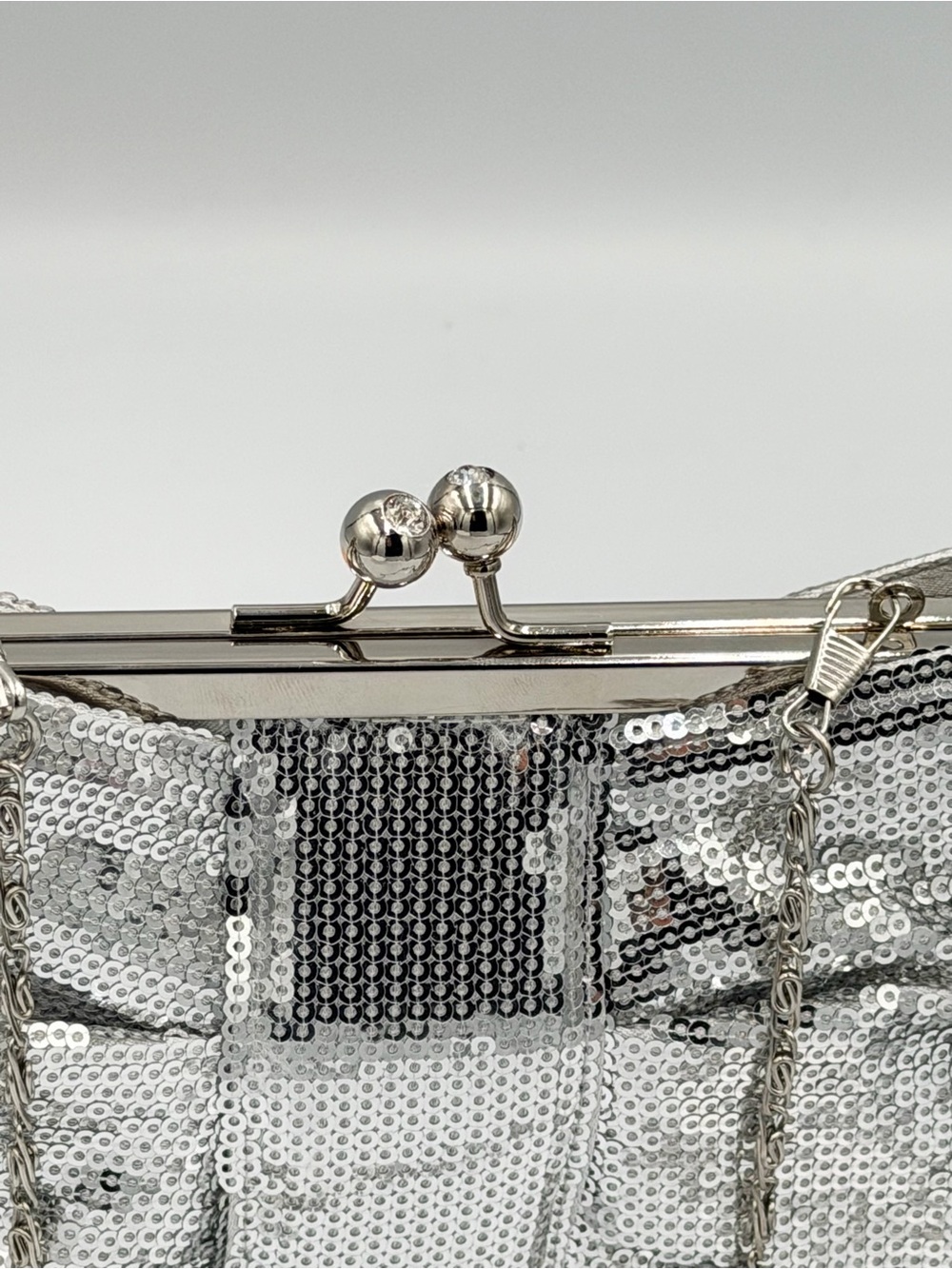 Rue21 Silver Sequin Kiss Lock Bow Clutch with Chain Strap - Picture 3 of 5